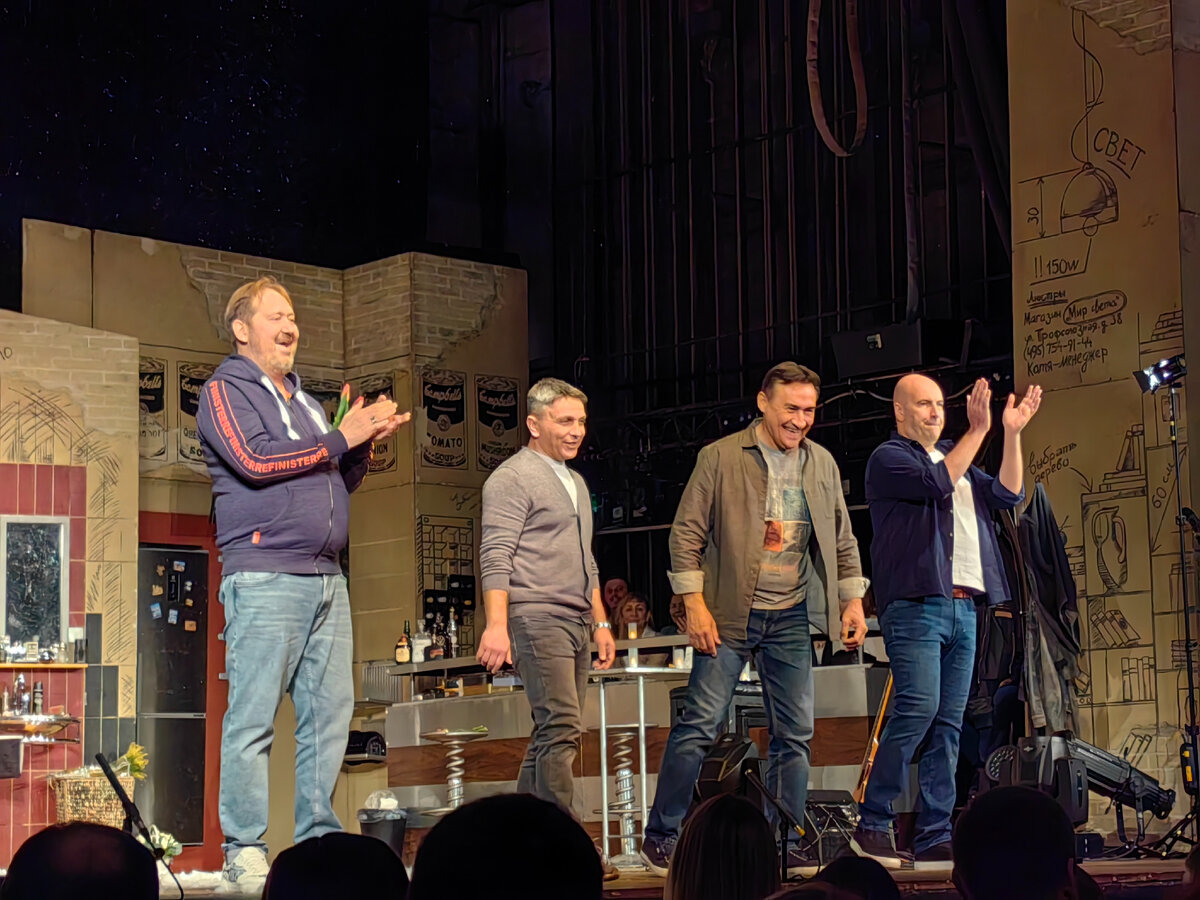 На поклонах