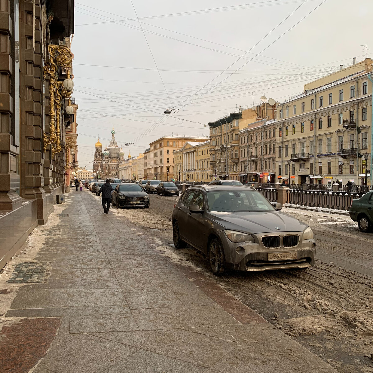 Стоим рядом с домом общества Зингер и смотрим в сторону Спаса на Крови.