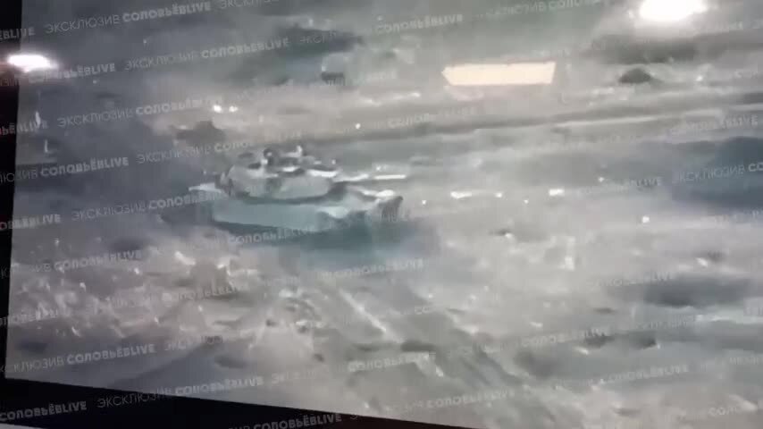 Фотография с добычей на память: 4-й танк Абрамс подбит на Авдеевском направлении.