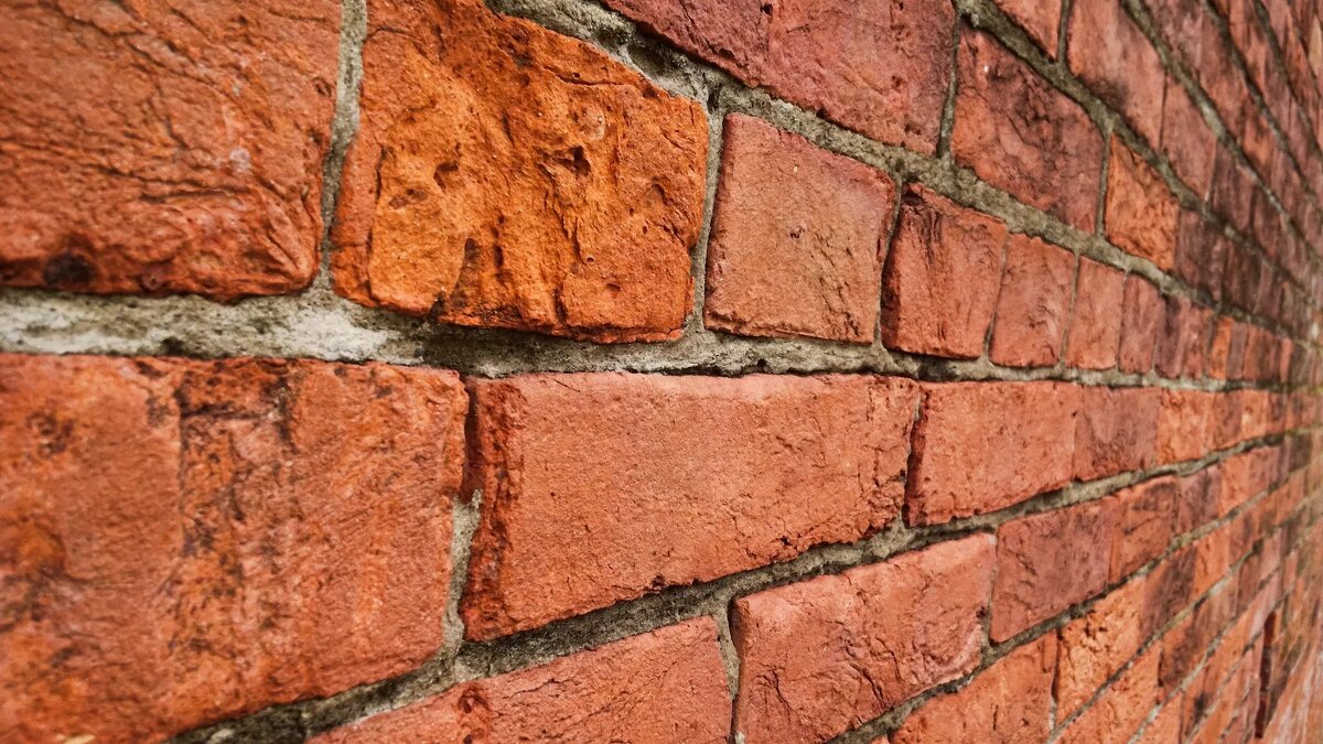     В столице РК с крыш падает не только лед, но и кирпичи: об этом сообщили в Единой дежурно-диспетчерской службе города.