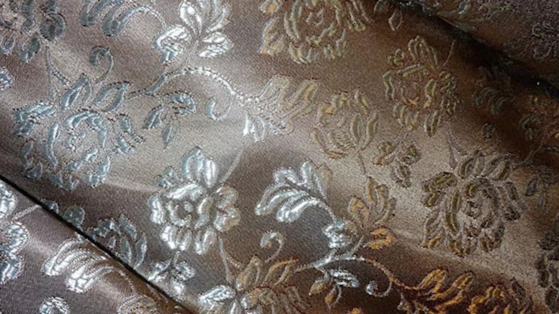 Узор не нарисован и не вышит, он образован нитями самой ткани благодаря сложному плетению 