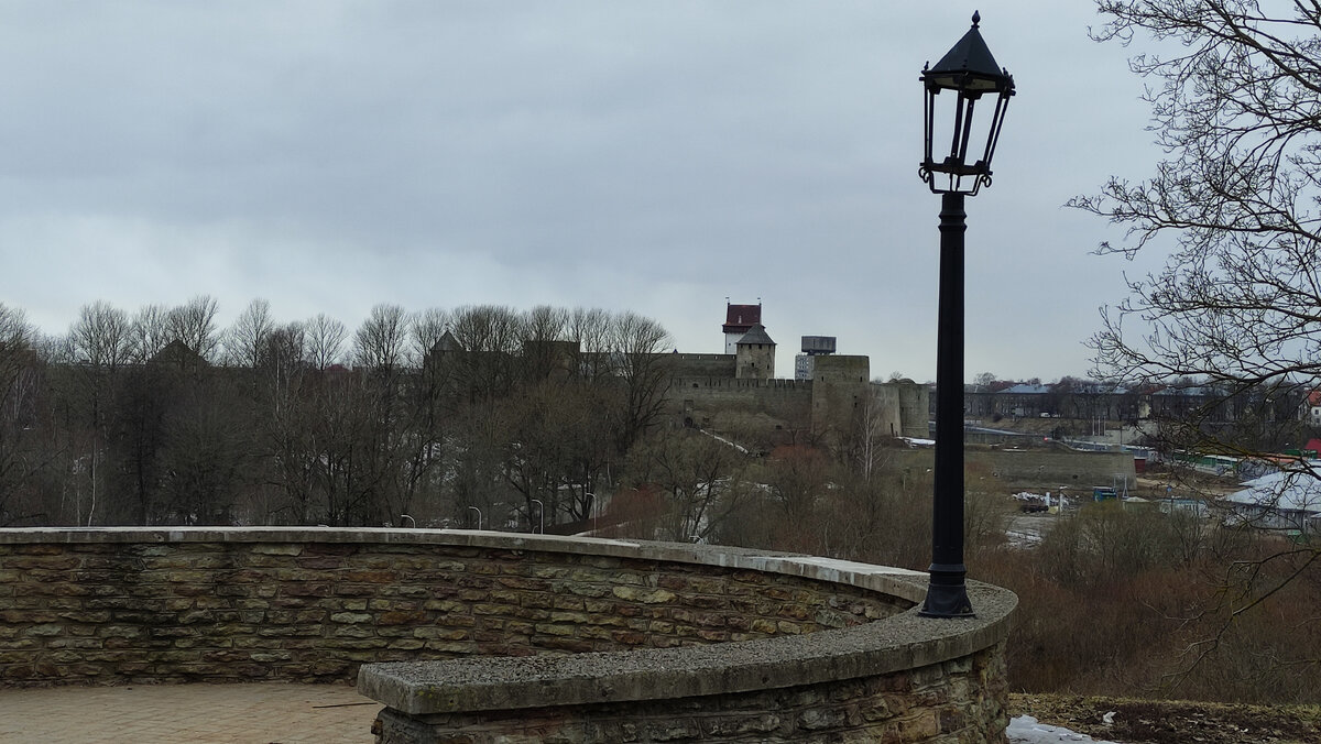 Панорама из русского Ивангорода на эстонскую Нарву