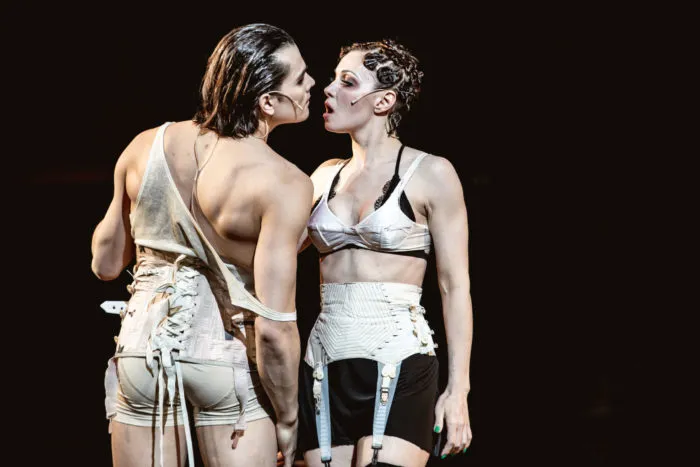 – Мюзикл лишь ширма, не будем отвлекаться от сути.