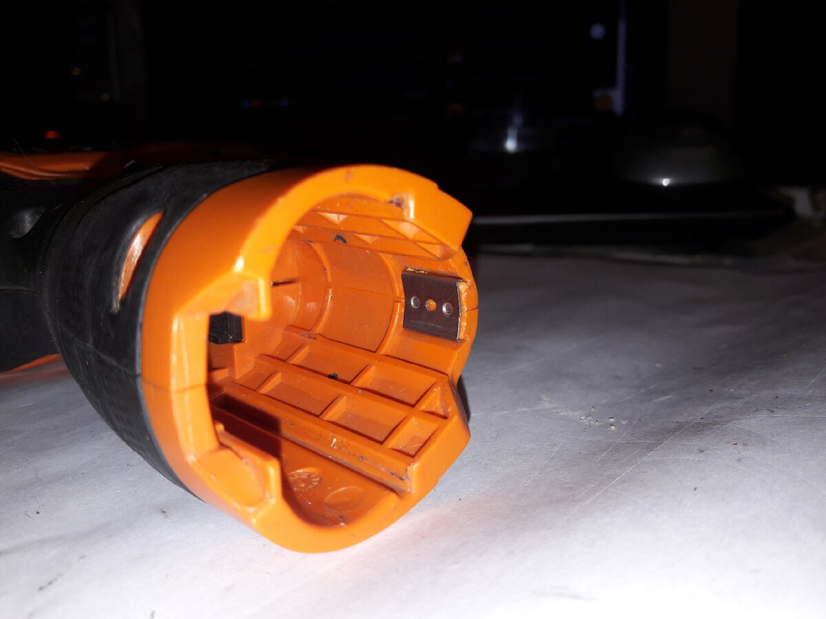 Внутри фиксатор, который нужно вытащить перед разборкой.