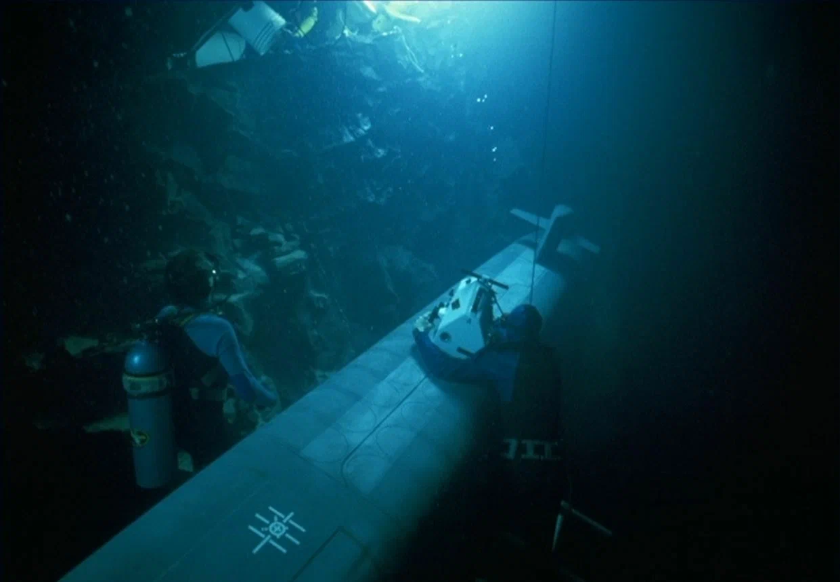 Если бы не аквалангисты, этот кадр вполне можно было бы выдать за реальный эпизод с гибелью АПЛ... (с) Кадр со съёмки фильма https://www.kinopoisk.ru/picture/3035712/