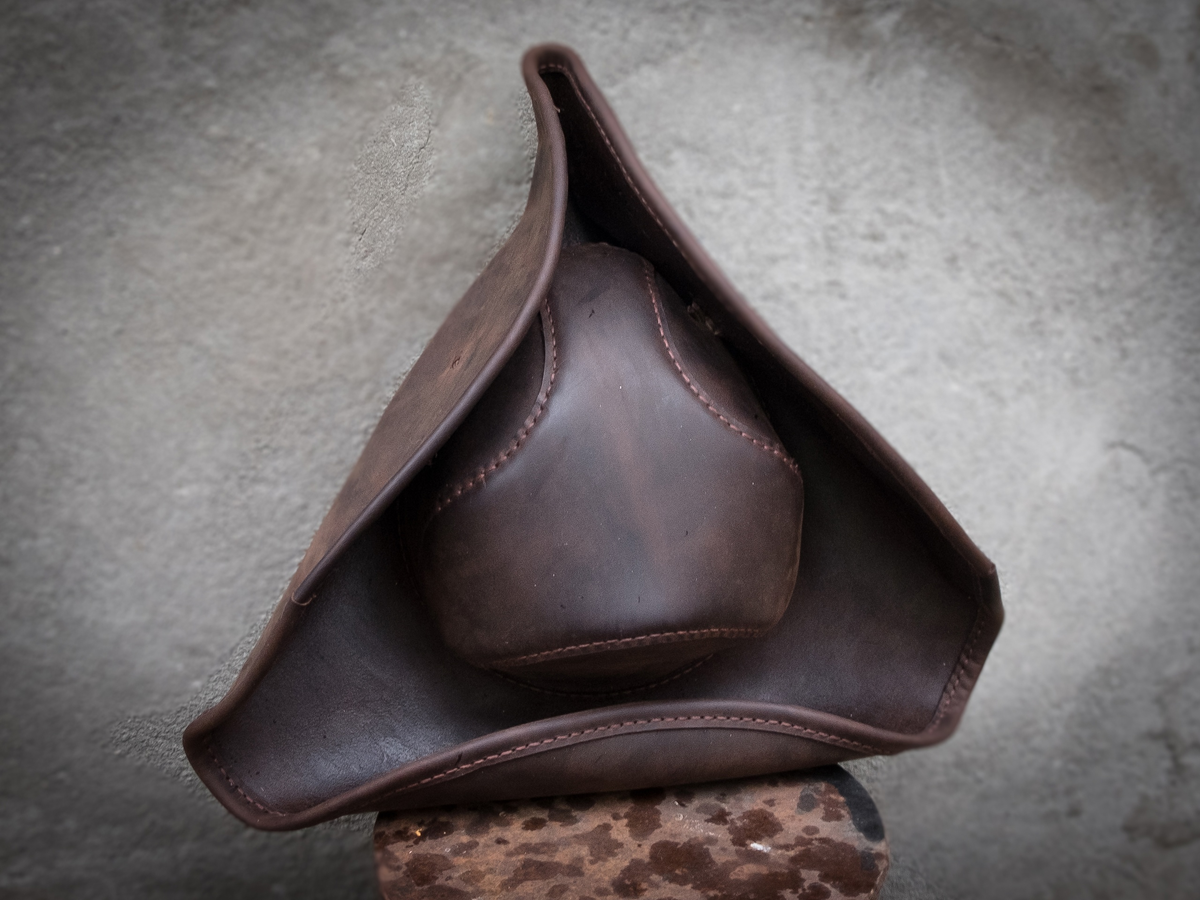 Шляпа-треуголка из натуральной кожи.  Работа и фото - наши