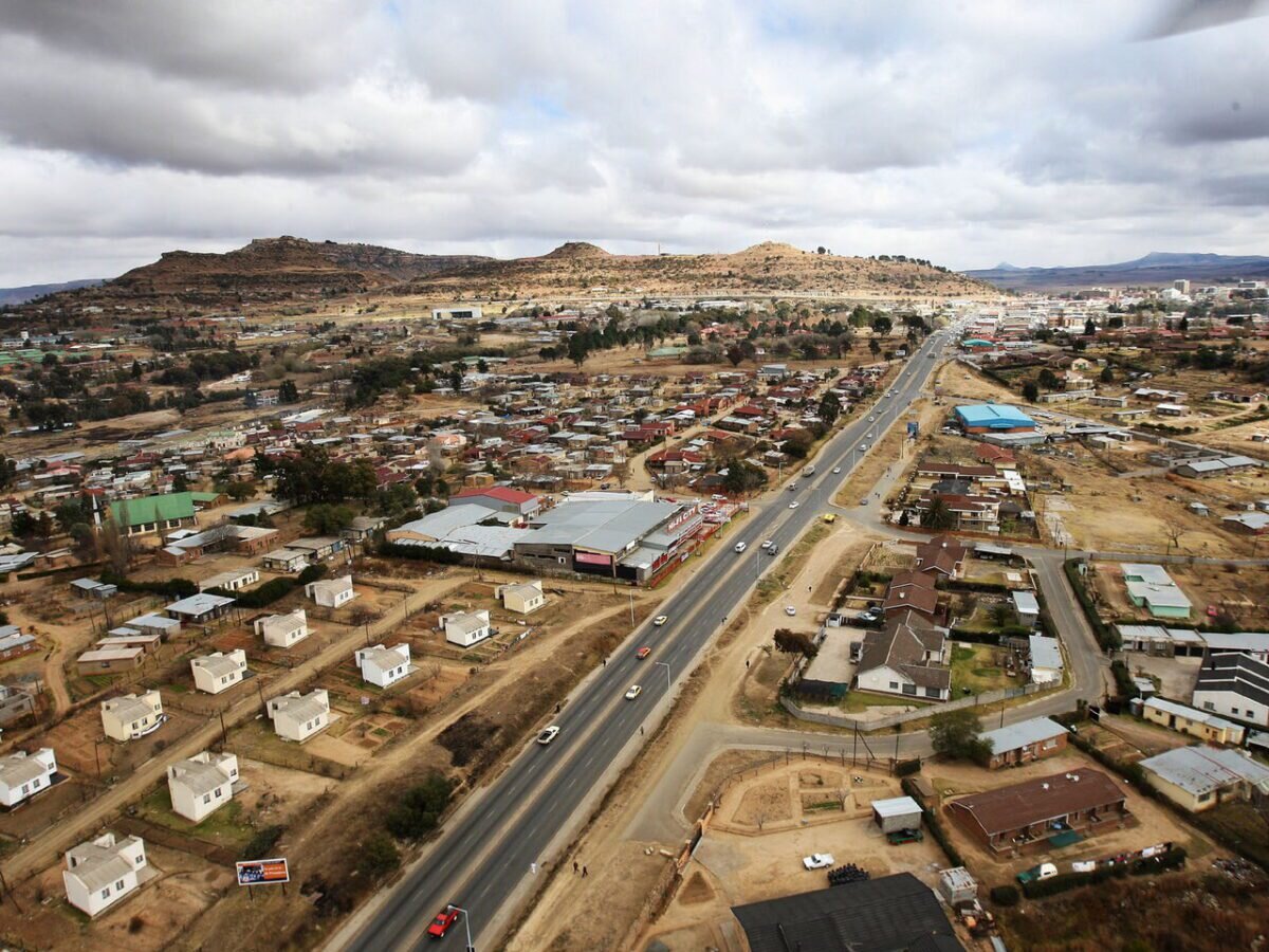 Статья подготовлена Егором Сивиком.  Королевство Лесото. 🇱🇸 Это высокогорное государство, со всех сторон окружённое Южно-Африканской Республикой.