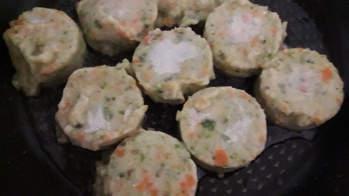 Можно запечь на пару овощные капустные котлеты-галеты.