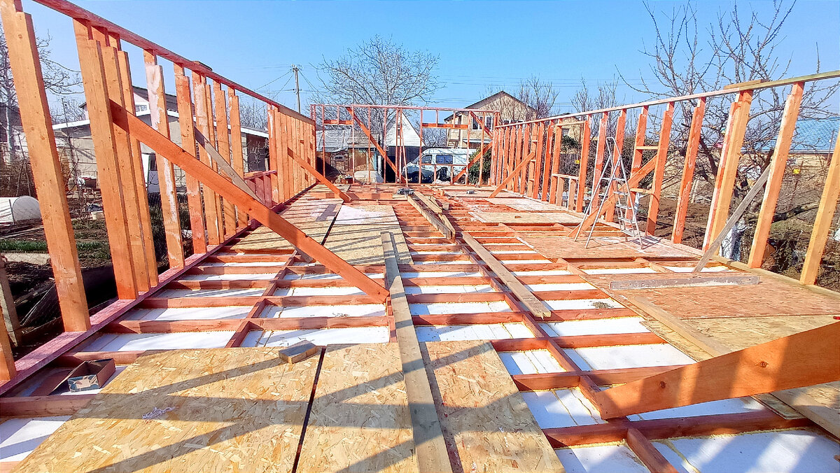 Установил каркасные стены, по периметру дома.