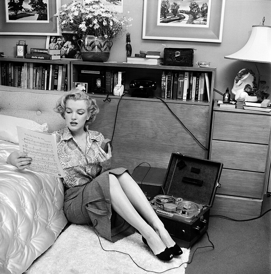 Мэрилин Монро у себя в спальне слушает музыку