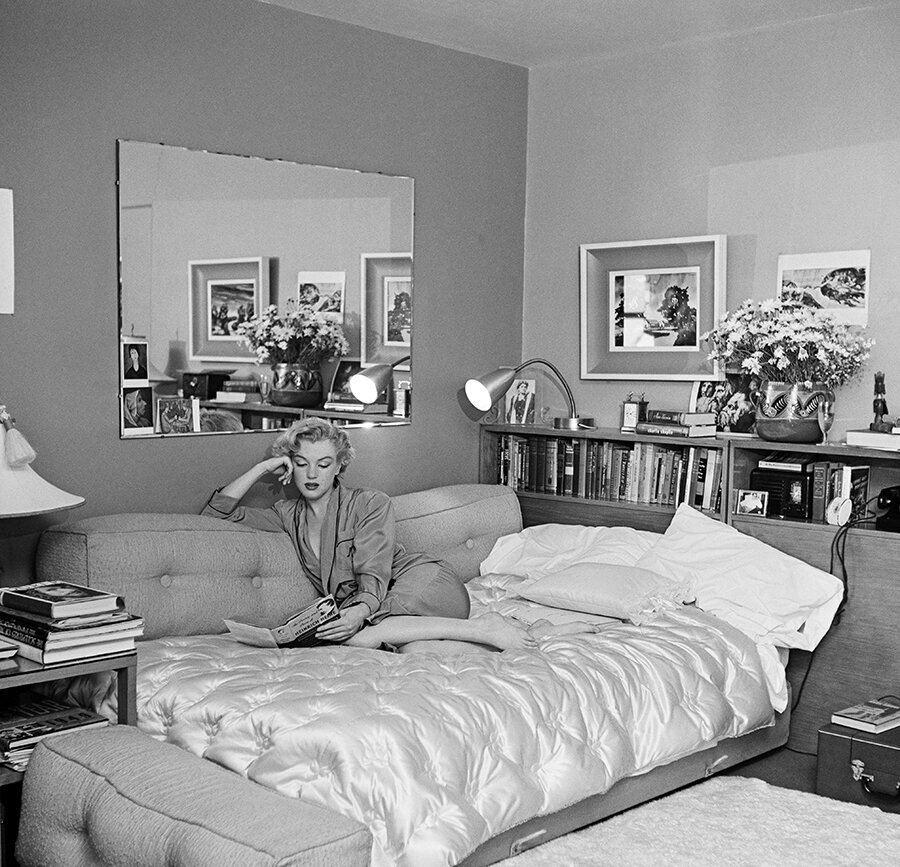Мэрилин Монро в своей спальне