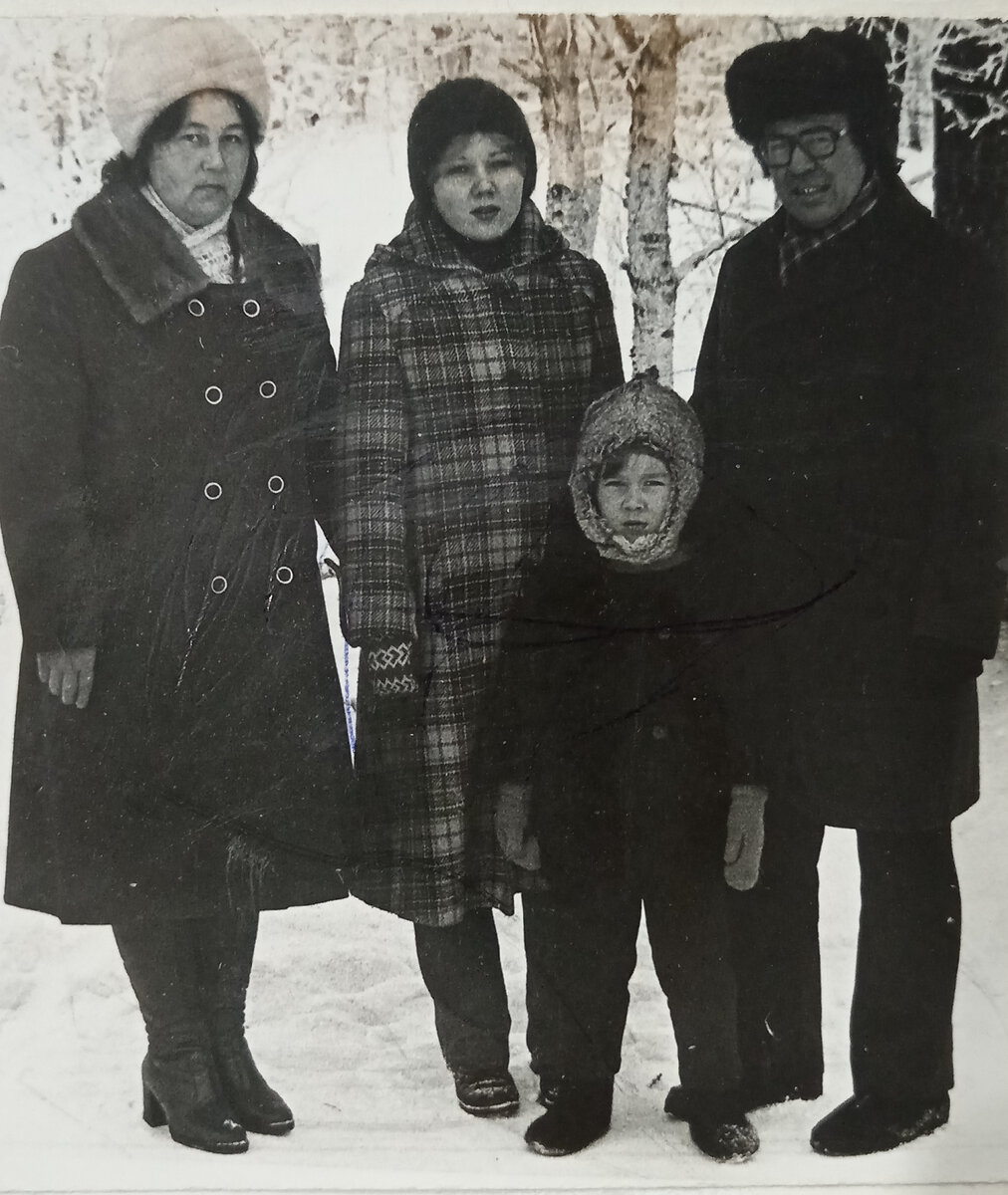 Я с сестрой и родителями