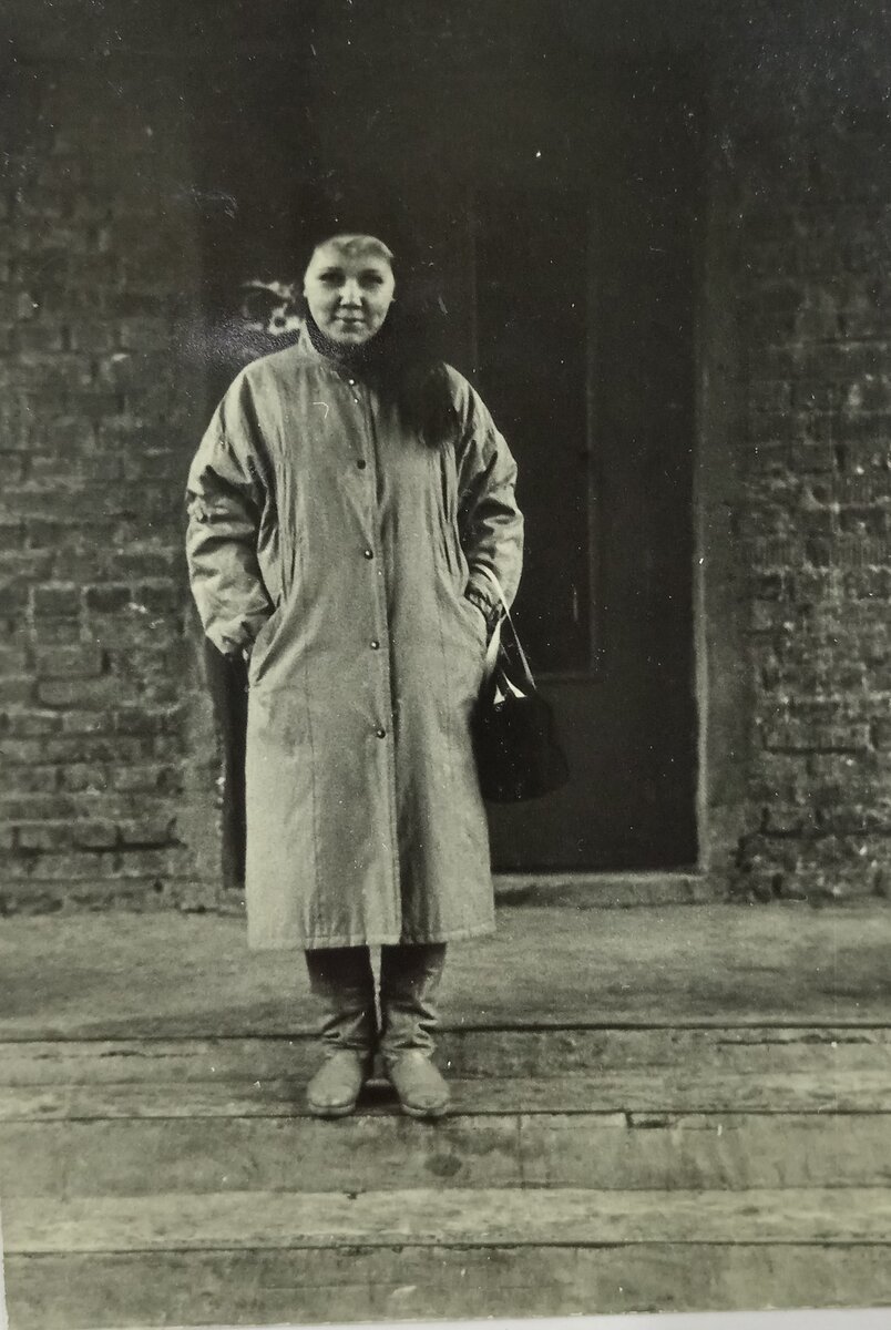 Тот самый шарф на голове,и финское пальто на синтепоне 