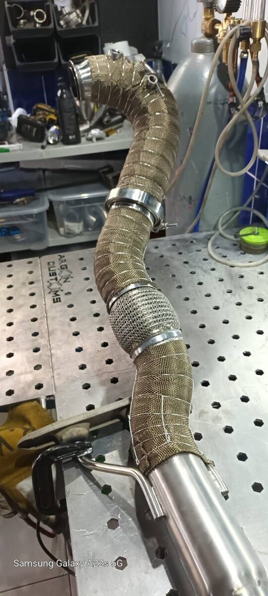 Качественно сделанный даунпайп, но без катализатора