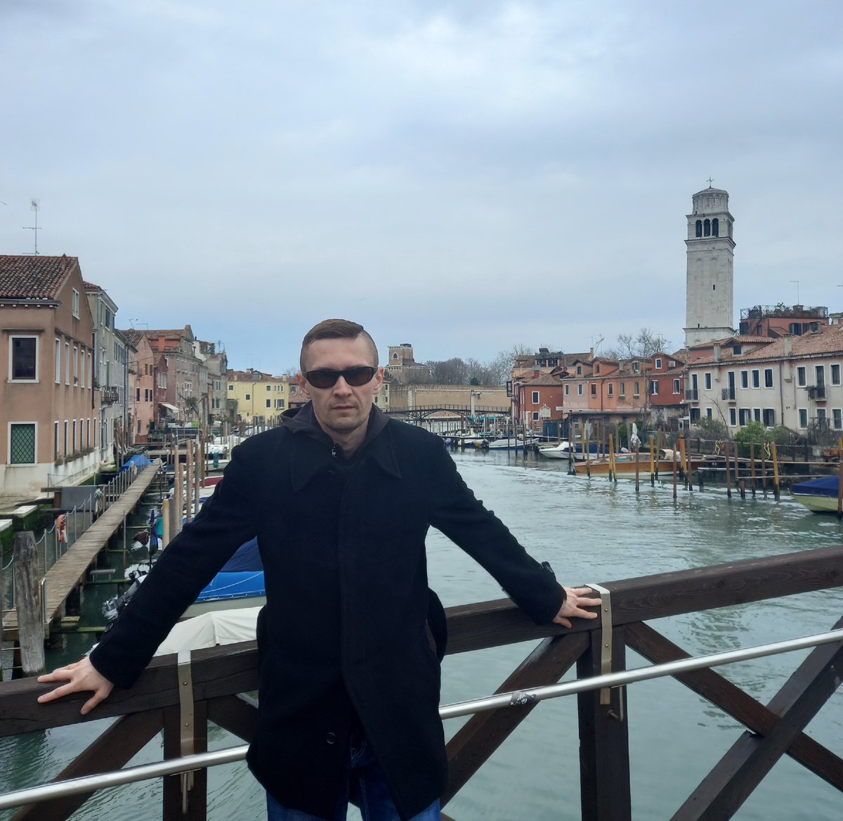 Вот и все, никто не ждет, и никто не в дураках, Кто-то любит, кто-то врет и летает в облаках, Ярко-желтые очки, два сердечка на брелке, Развеселые зрачки, я шагаю налегке...