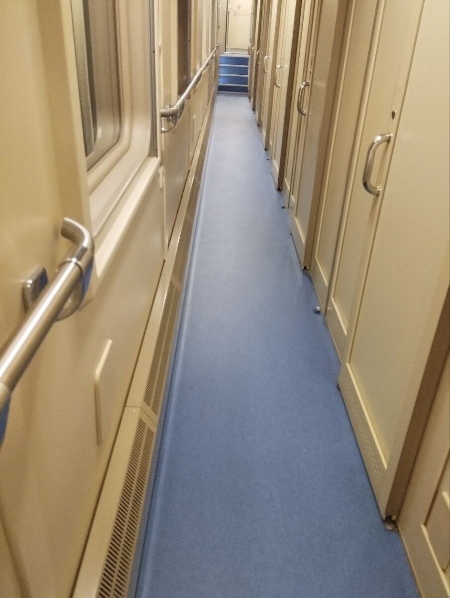 Почти никого в коридоре, только я стояла и читала 