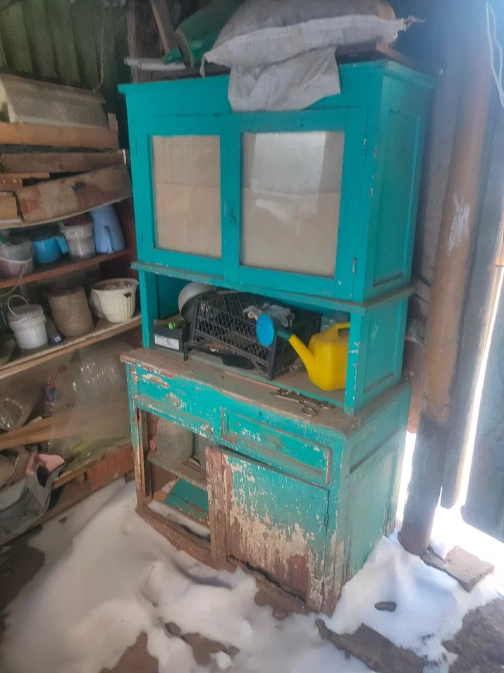 Старинная мебель выносилась в полууличные помещения, типа мастерской