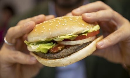 «Зверинец растительных заменителей молочных продуктов и гамбургеров из искусственного мяса… похоже, связан с просвещенным образом здорового питания». Растительный Rebel Whopper от Burger King. Фотография: Bloomberg/Getty Images.Посмотреть изображение в полноэкранном режиме