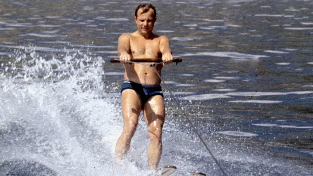 На фото : Юрий Гагарин занимается водным спортом