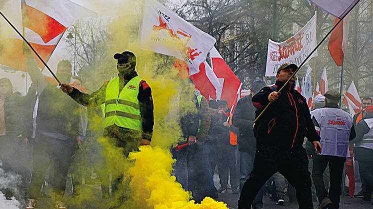    AP PHOTO/MICHAL DYJUK Польским фермерам показали, против чего можно протестовать, а против чего — нет