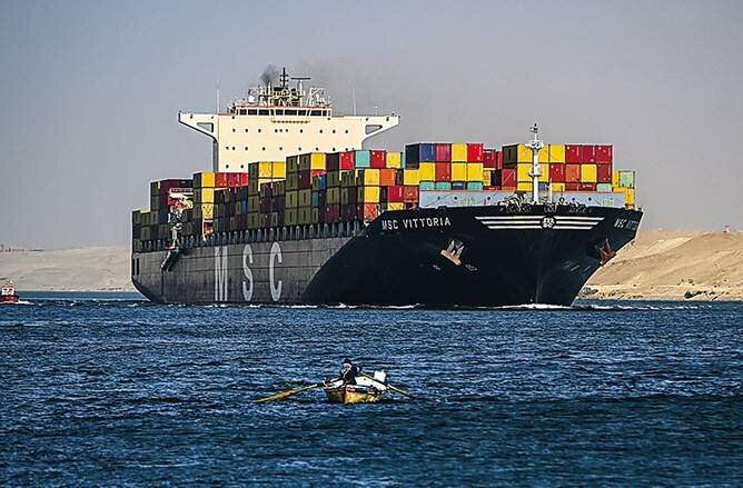    EPA/MOHAMED HOSSAM: Право транзитного прохода коммерческих судов и военных кораблей через международные проливы, перекрытые территориальными морями припроливных государств, до сих пор трактуется неоднозначно