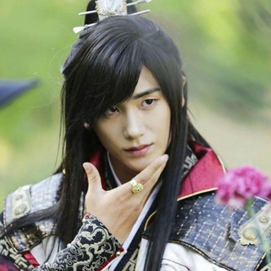 Кадр из дорамы "Хваран"