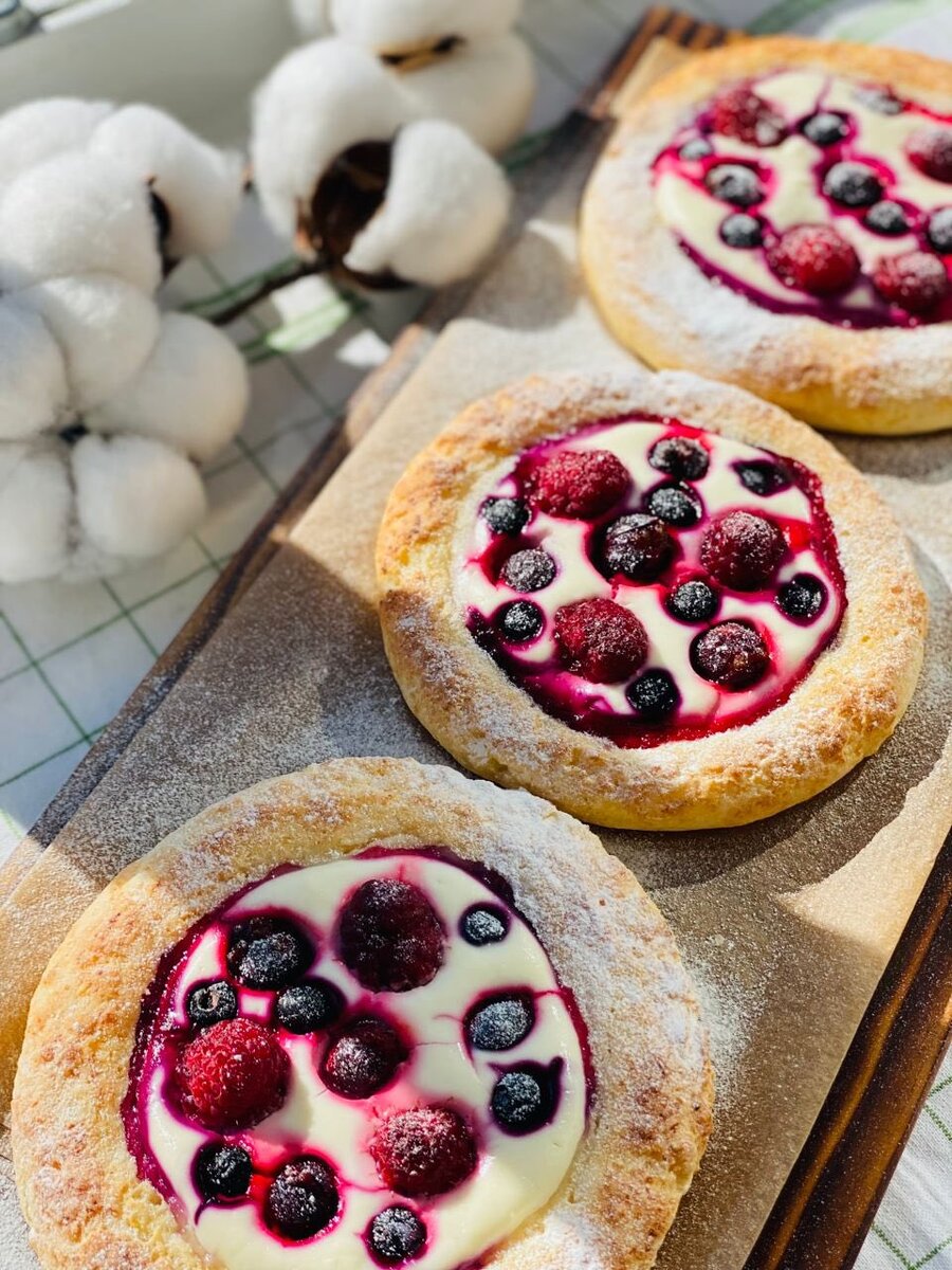 ягодное лукошко выпечка. сладкие пироги. тесто из творога и ягод. твороженный пирог с вишней. твороженный пирог с ягодами.