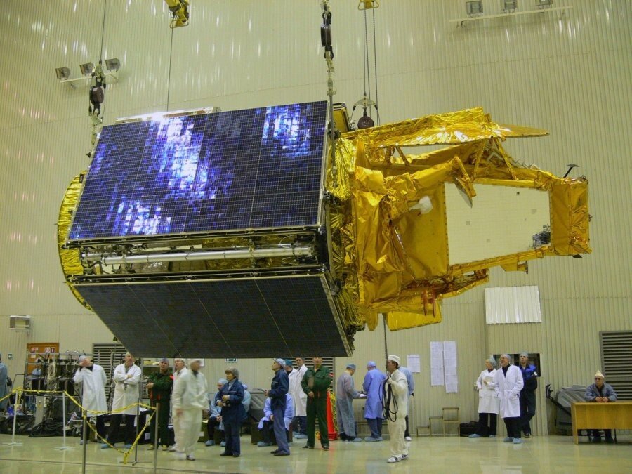 КА "Экспресс". В развернутом положении во многом напоминает "Ямал". Фото с "Яндекс.Картинки".