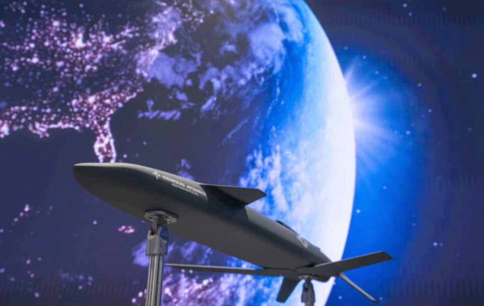 Longshot, беспилотный летательный аппарат воздушного базирования, который General Atomics разрабатывает совместно с Агентством перспективных оборонных исследовательских проектов для использования в паре с пилотируемыми реактивными самолетами ВВС, представлен на конференции Ассоциации воздушно-космических сил по воздуху, космосу и кибернетике в среду, 13 сентября 2023 г. в Оксон-Хилле, Мэриленд. Планировщики Пентагона предполагают использовать такие беспилотники в “человеко-машинной команде” для подавления противника. Но для участия разработчикам необходимо доказать, что технология искусственного интеллекта достаточно надежна. (Фото AP / Алекс Брэндон)