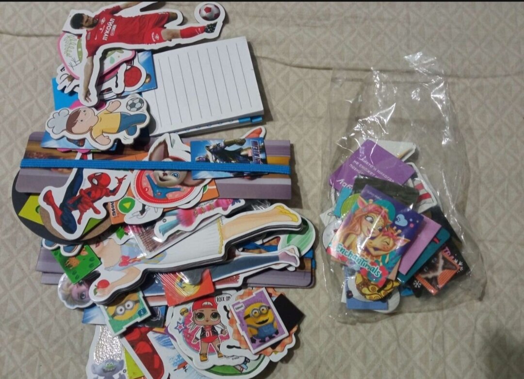 Новые магнитики на холодильник. Работа мужа связана с их производством. Потому часто у нас дома накапливаются тестовые образцы. Их я раздаю на Авито. 