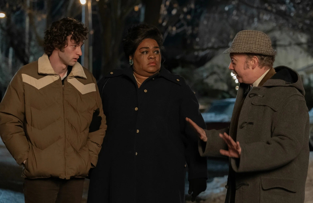 Ангус Талли (Доминик Сесса), Мэри Лэм (Давайн Джой Рэндольф) и Пол Ханэм (Пол Джаматти), кадр из фильма "Оставленные" / The Holdovers (США, 2023) 