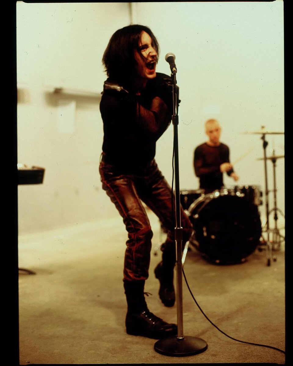 Фотографии Джой Калтис со съемок клипа «March Of The Pigs», режиссёра Петра Кристоферсона.