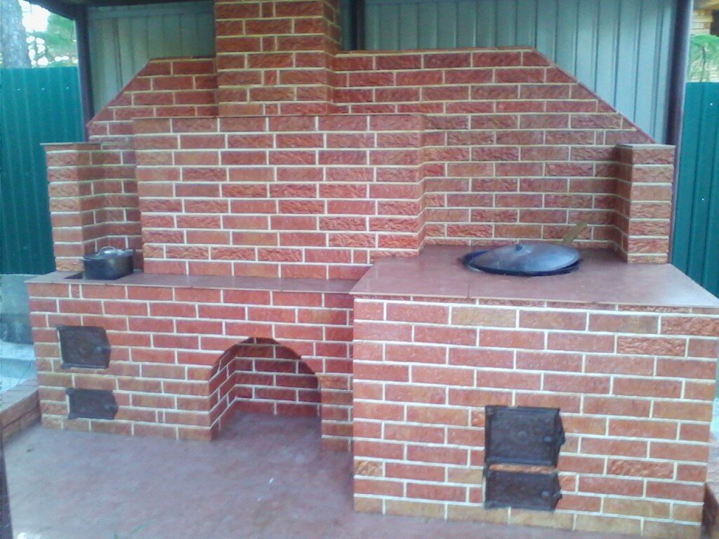 ПЕЧЬ ПОД КАЗАН. БАРБЕКЮ ЗАКРЫЛИ НЕ ПОНАДОБИЛАСЬ. И ОГРОМНЫЙ ТАНДЫР.