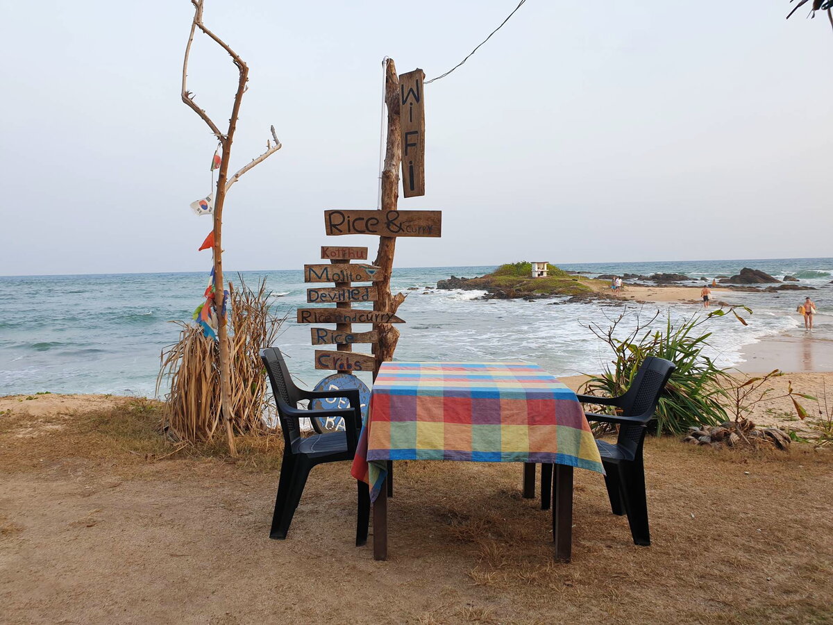 Столик на берегу. Димасик почему-то отказался занять его