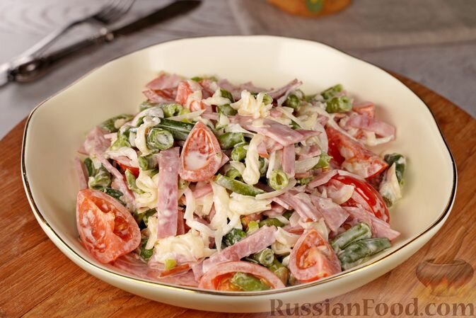 фасоль стручковая, ветчина, помидоры черри, лук репчатый, сыр твёрдый, майонез, соль, перец чёрный молотый