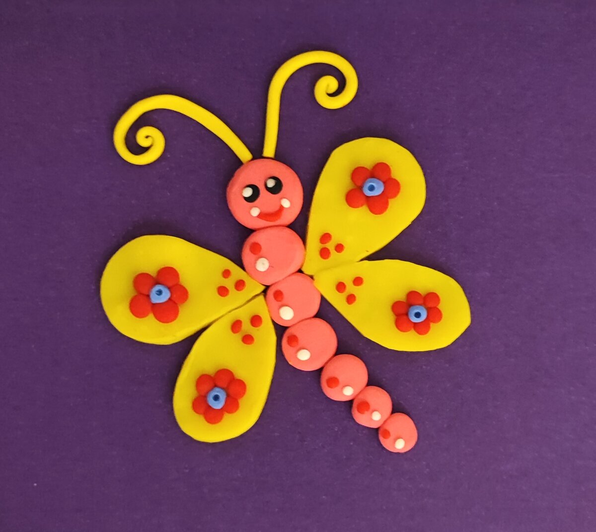 Аппликация из пластилина на цветном картоне Бабочка 🦋 на канале Лепим с Таней.