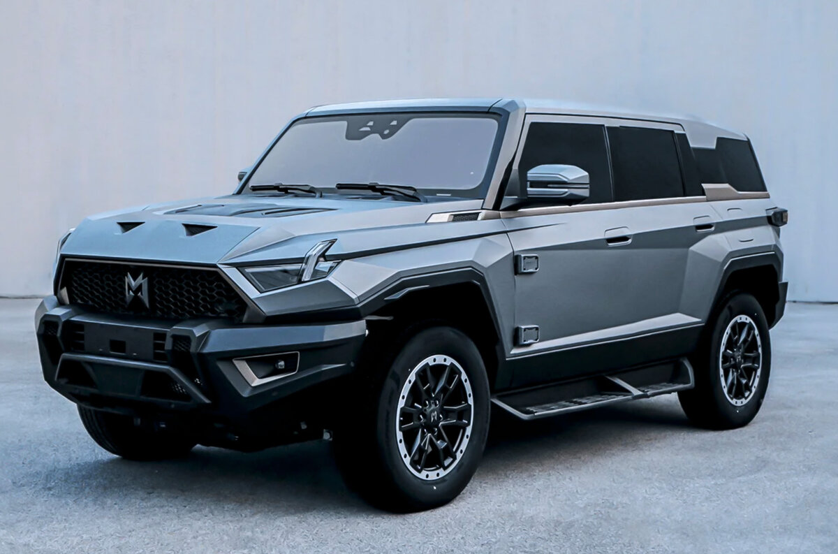    ### M-Hero I Китайская тема на пике популярности, с нее-то и начнем. Благо, недавно в Россию официально приехал гибридный вездеход от концерна Dongfeng. В его распоряжении гибридная система последовательного типа — три электромотора, 1,5-литровая «турбочетверка» (не связана с колесами и играет роль генератора) и тяговая аккумуляторная батарея емкостью 65,8 кВт⋅ч. На выходе 816 л.с. и 1050 Нм.   
Dongfeng