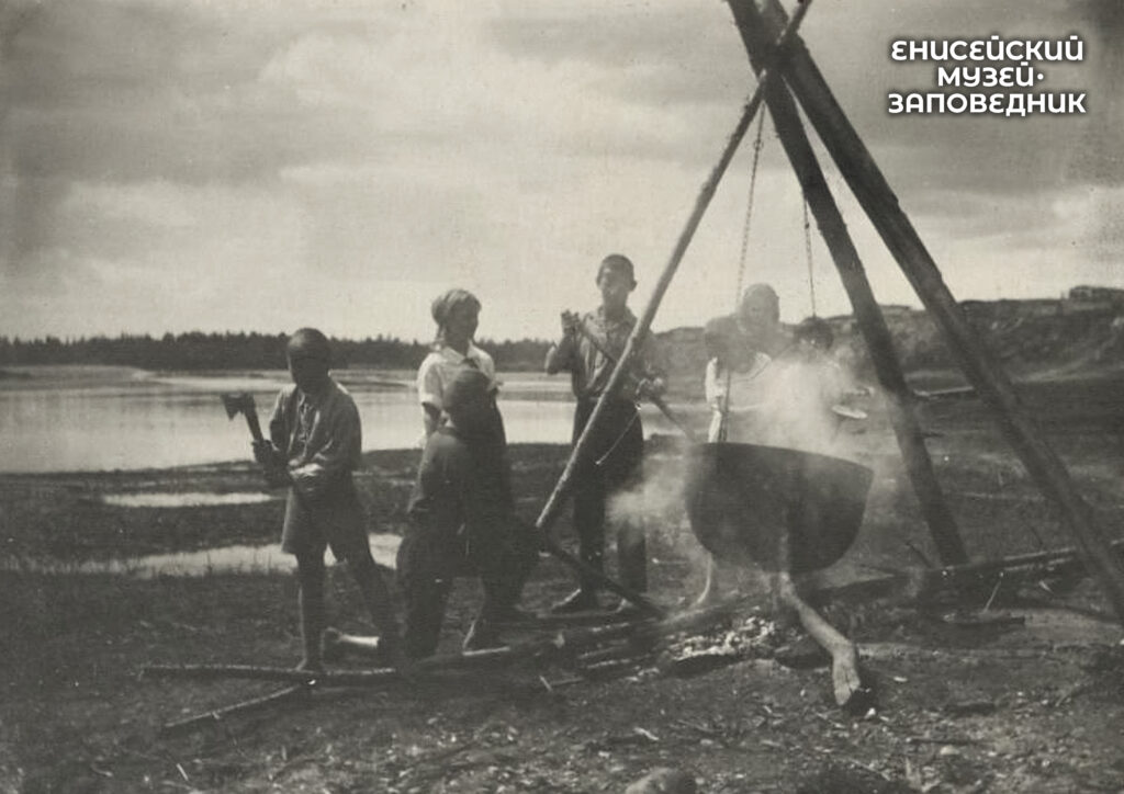 Варка пищи в лагере юных пионеров в с. Плотбище, 1928 г.