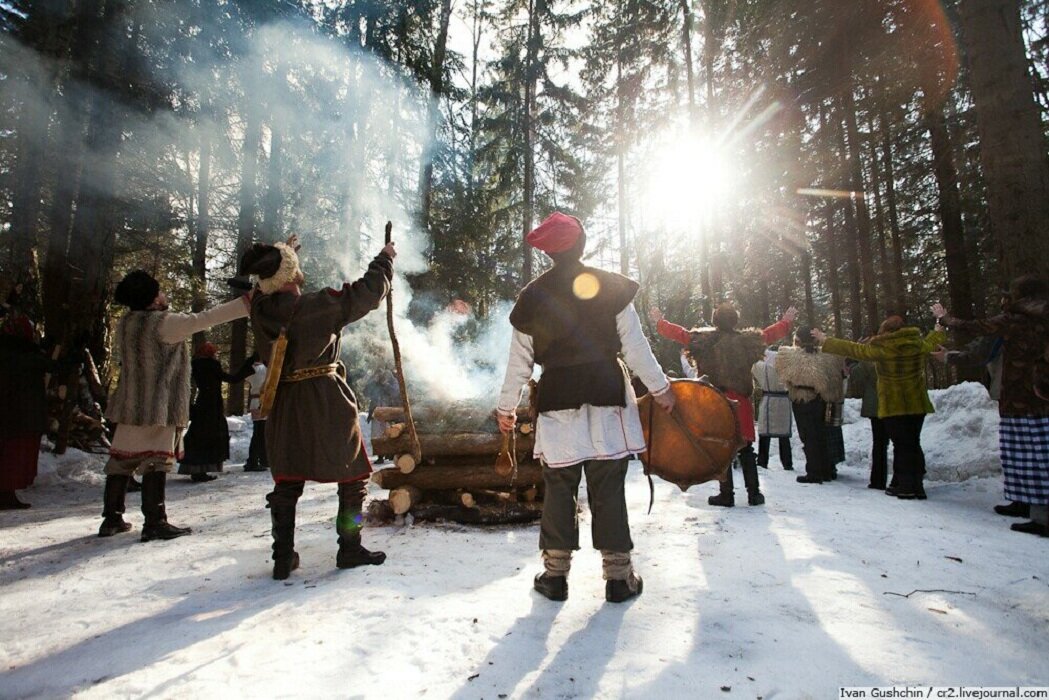 Масленица в дохристианской руси. Весеннее равноденствие Комоедица. Масленица Комоедица Славянский праздник. Йоль праздник зимнего солнцестояния. Языческий новый год.