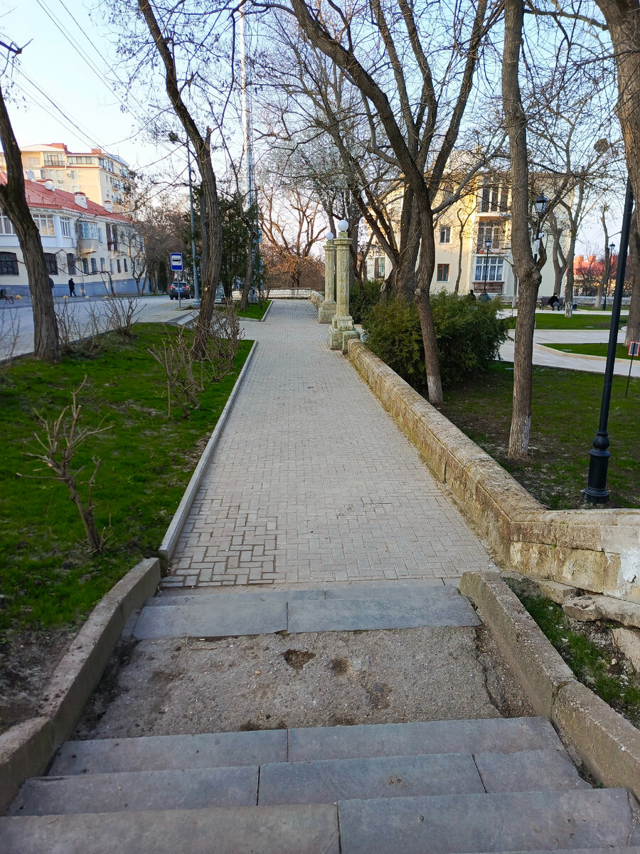 Сразу видно границы, дальше которых ничего не делалось.