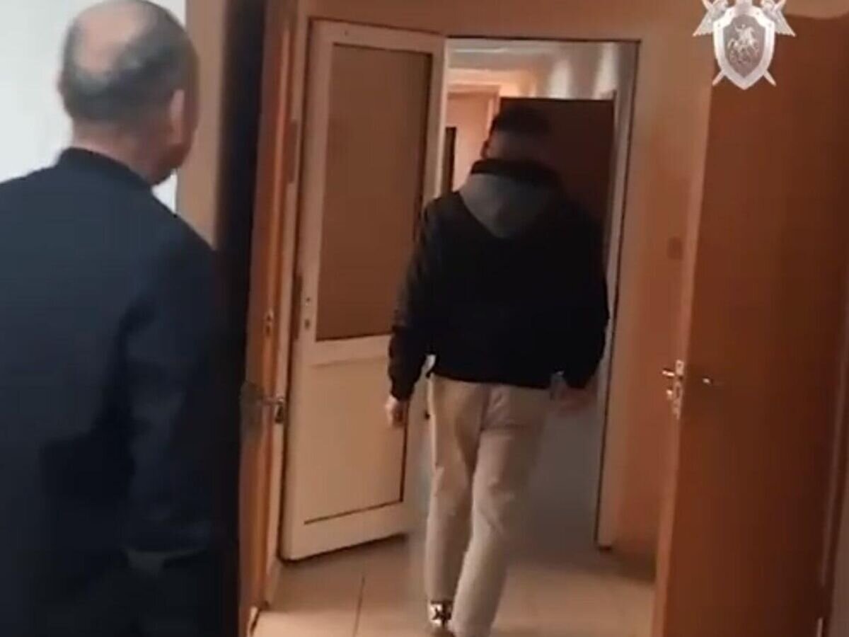    Байжуменов (справа) пришел на допрос в следственный отдел СКР© СУ СКР по Челябинской области