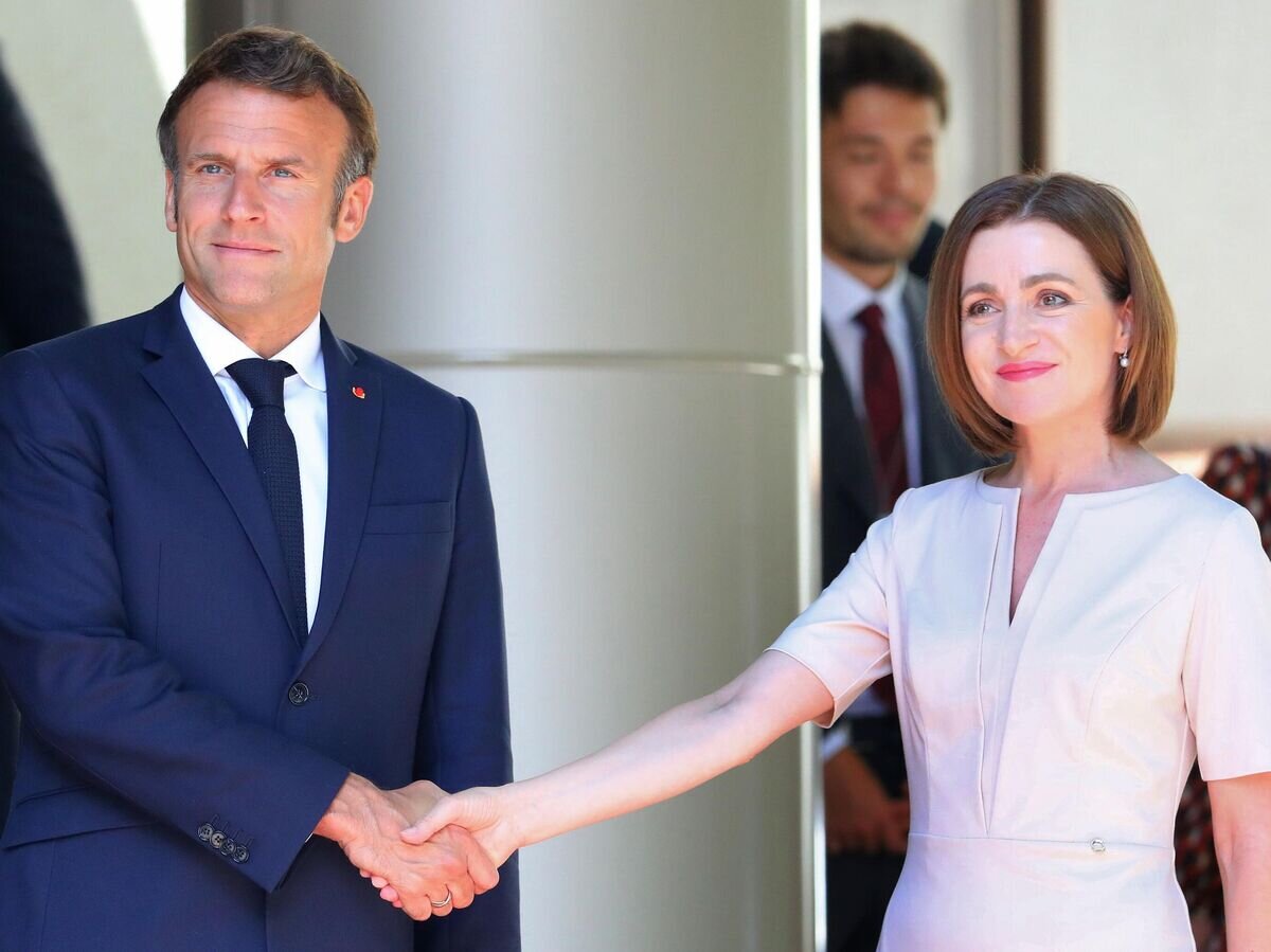Президент Франции Эммануэль Макрон и президент Молдавии Майя Санду во время встречи в Кишиневе© Sputnik / Раду Прока