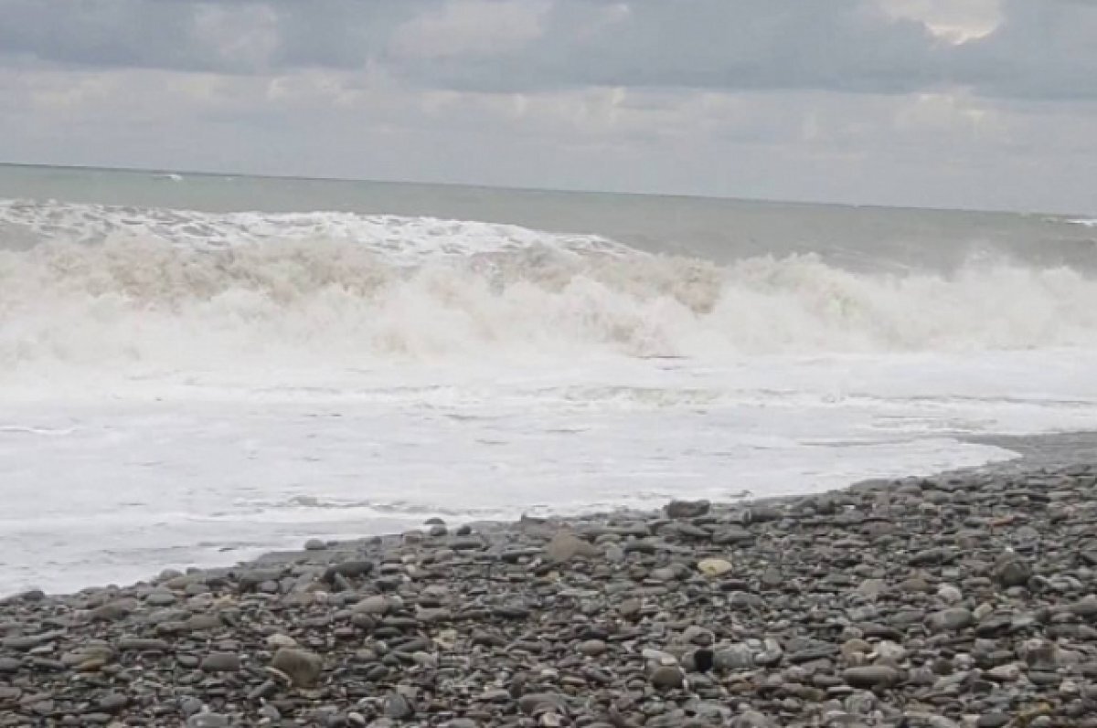    В Лазаревском районе Сочи на пляже достали из моря тело мужчины