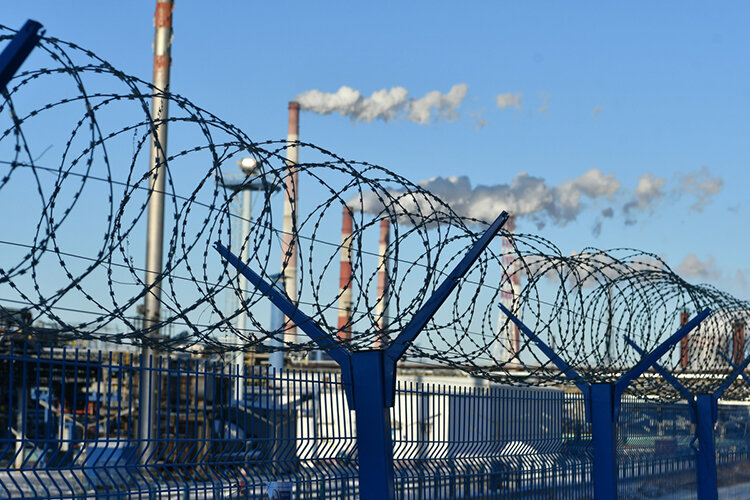    Из-за споров за прибыль от реализации продукции НКНХ в группировке в 2002 году произошел конфликт между Остроумовым и еще одним участником ОПГ Бизяевым