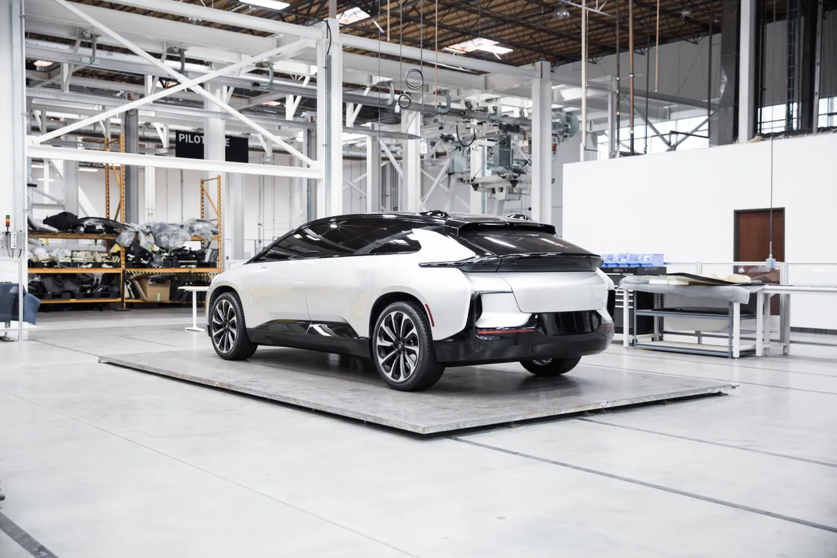 Тонет, но продолжает цепляться за жизнь. Faraday Future с многомиллиардными  убытками сократила штат, задерживает арендную плату и отзывает все машины,  выпущенные в 2023 году | iXBT.com | Дзен