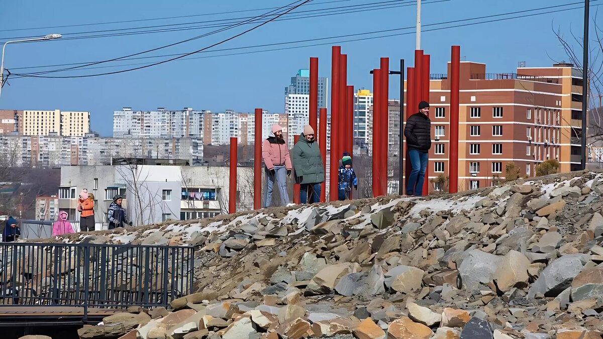     Общественное пространство у искусственного озера Сафонова благоустроили во Владивостоке. На минувших выходных прошло торжественное открытие пространства.