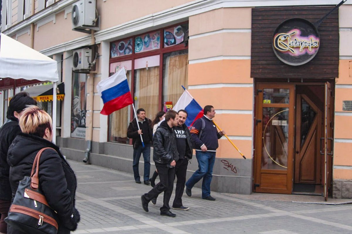    На улицах крымской столицы в дни перед референдумом.