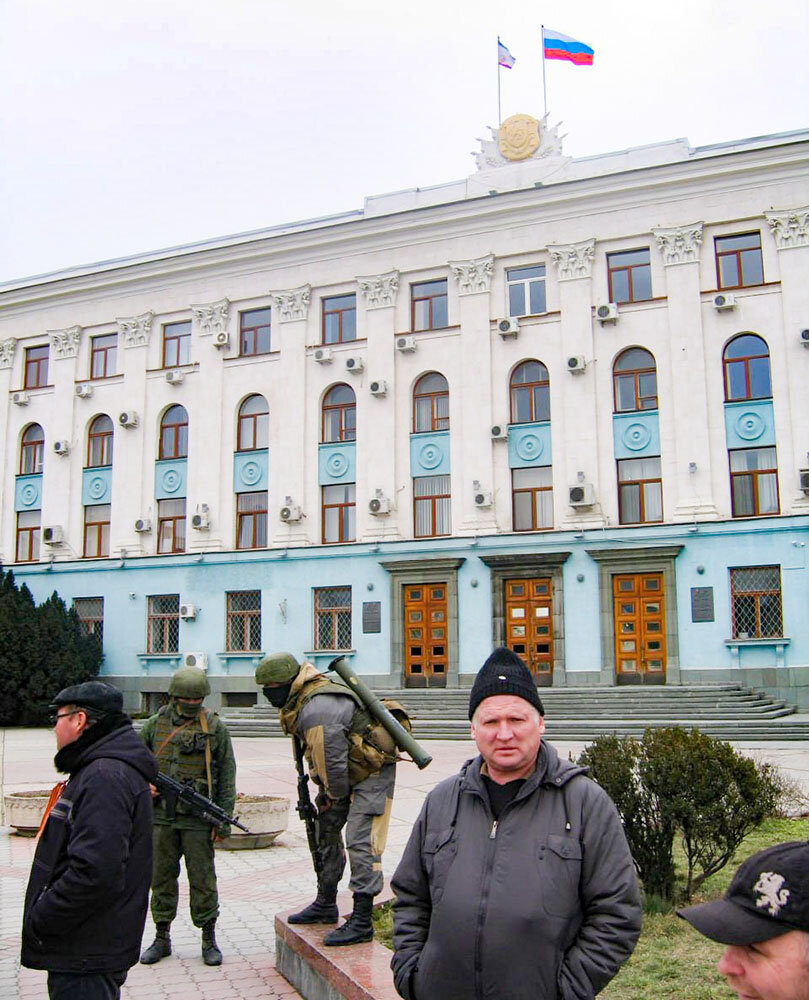    «Вежливые люди» у здания крымского Совмина. Фото: АиФ-Крым/ Наталья Дремова