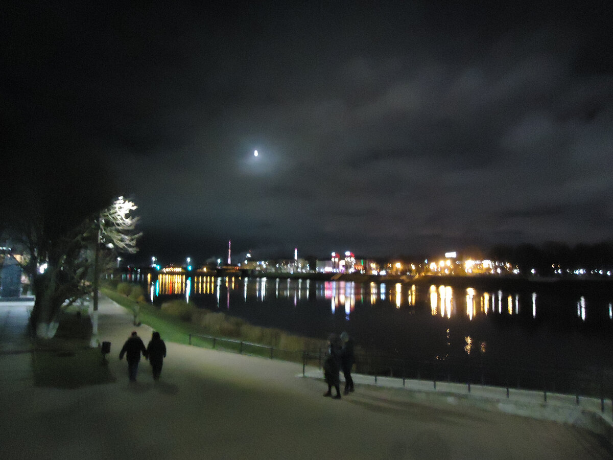 Ноябрьским вечером на набережной Афанасия Никитина в Твери. Из архива автора.