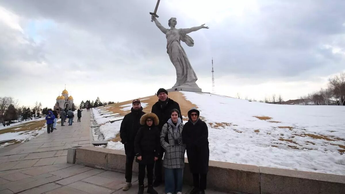     Депутат Госдумы и экс-боксер Николай Валуев вместе с родными посетил в Волгограде Мамаев Курган 10 марта, сообщает городская дума. По его словам, он уже давно мечтал об этом.